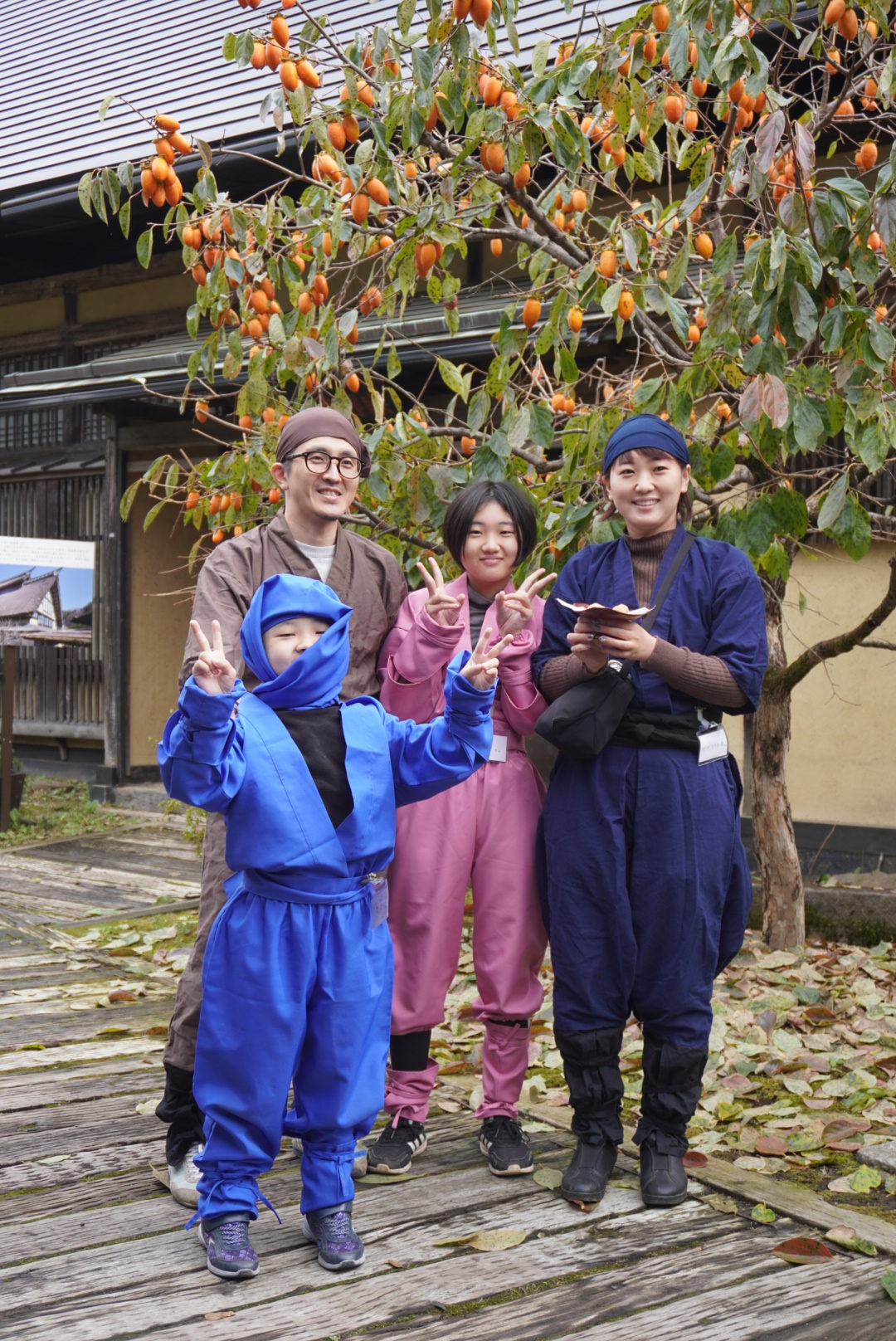 柿木とともに忍者衣装で記念撮影